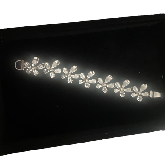 Metal hammered Flower Magnetic Bracelet - Picture 5 of 10